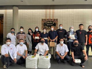 Warung Made, Fokusmaker, Sapma Pp Dki Dan Aroem Alzier Berbagi Ribuan Ta’jil Serta Sembako