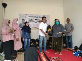 Kapolri Gandeng Aktivis Bagikan Ratusan Paket Sembako Di Banten