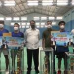 Gubernur Wh Serahkan Hadiah Kejuaraan Bulutangkis Antar Satuan Pendidikan Se-Provinsi Banten Tahun 2022
