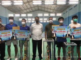 Gubernur Wh Serahkan Hadiah Kejuaraan Bulutangkis Antar Satuan Pendidikan Se-Provinsi Banten Tahun 2022