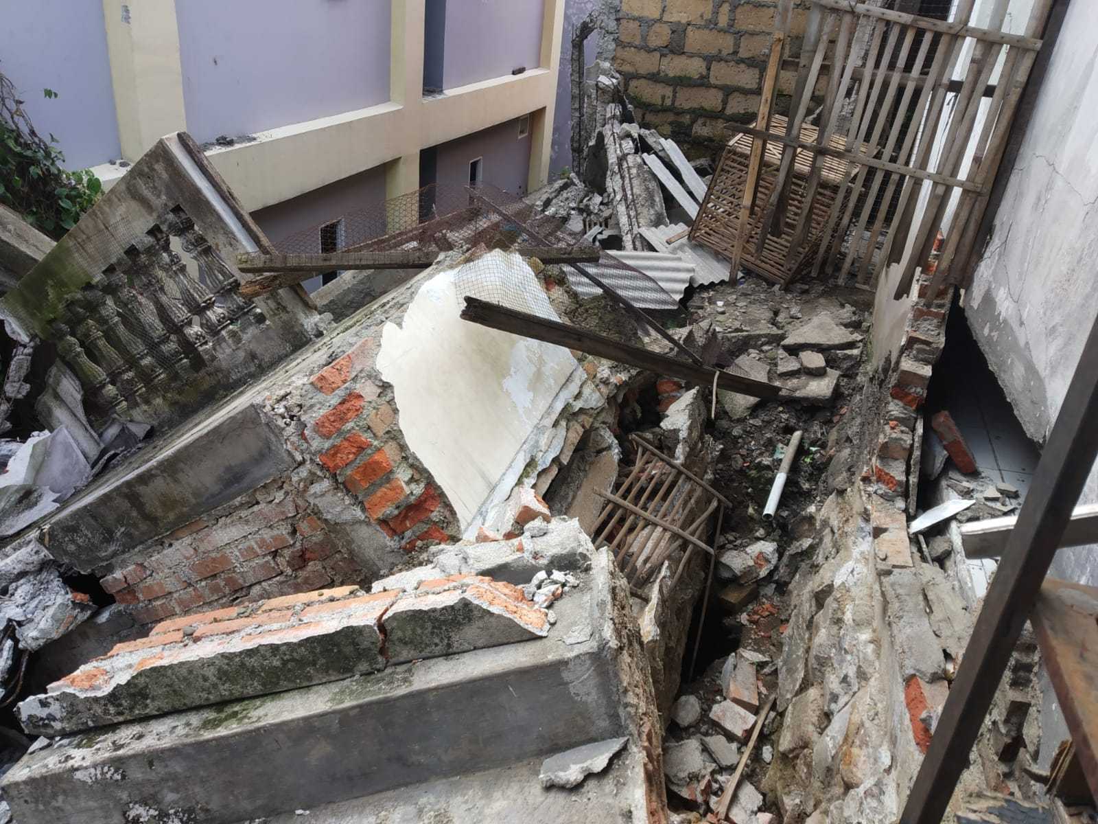 Sadis…!Rumah Warga Dibiarkan Roboh Di Depok