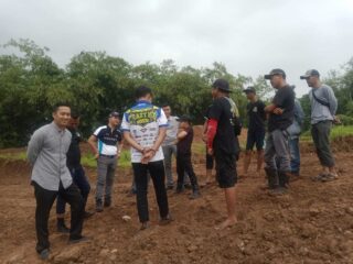 Ramai, Warga Sambut Baik Ketua Gapensi Lebak Saat Cek Sirkuit Grasstrack Championship 2022