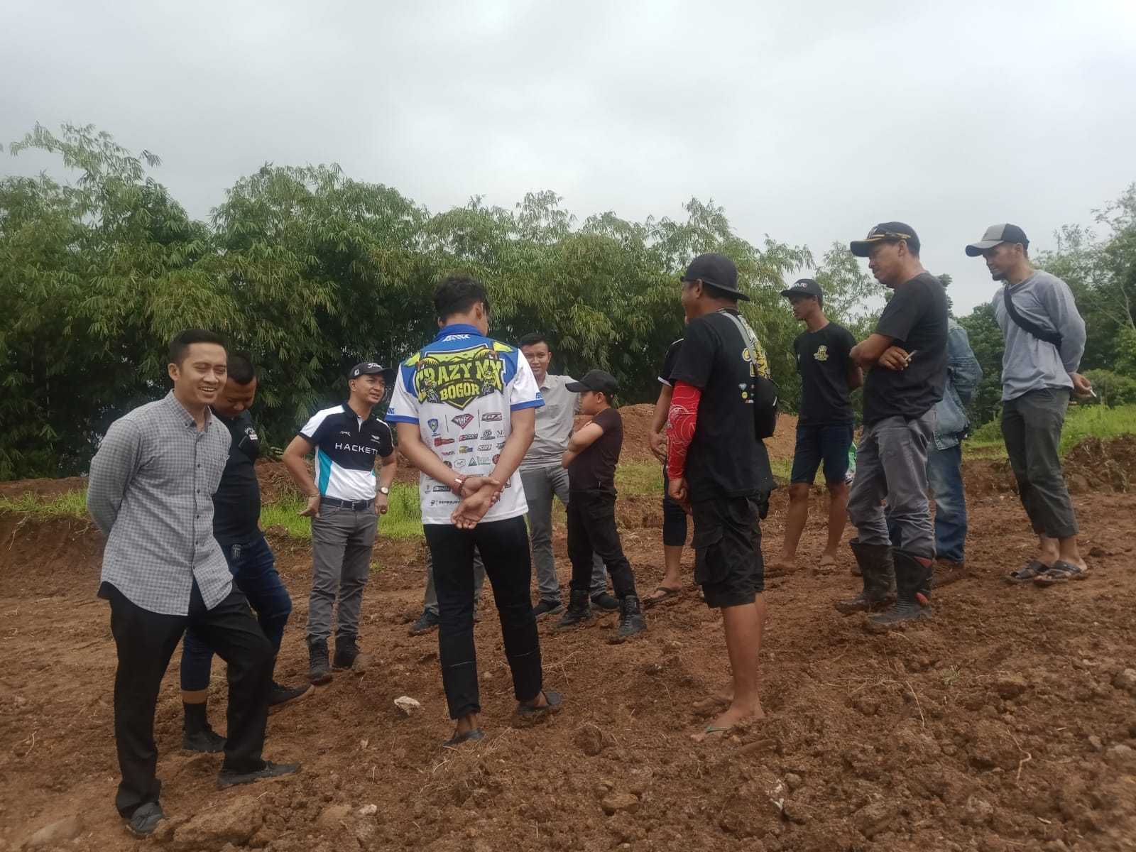 Ramai, Warga Sambut Baik Ketua Gapensi Lebak Saat Cek Sirkuit Grasstrack Championship 2022 I Harian Terbit