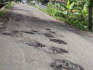 Jalan Provinsi Mengger- Caringin Pandeglang Banyak Berlubang