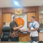Kepala Puspenkum Kejagung, Ketut Sumendana Dapat Ikat Kepala Adat Masyarakat Banten Kidul.