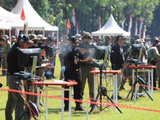 Pati Polri Dan Wartawan Ramaikan Lomba Menembak Piala Kapolri