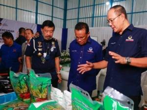 Realisasi Gagasan Progam 1 Juta Hektar, Ayep Zaki Lakukan Peresmian Gudang Kedelai Dan Panen Kedelai 17 Realisasi Gagasan Progam 1 Juta Hektar, Ayep Zaki Lakukan Peresmian Gudang Kedelai Dan Panen Kedelai