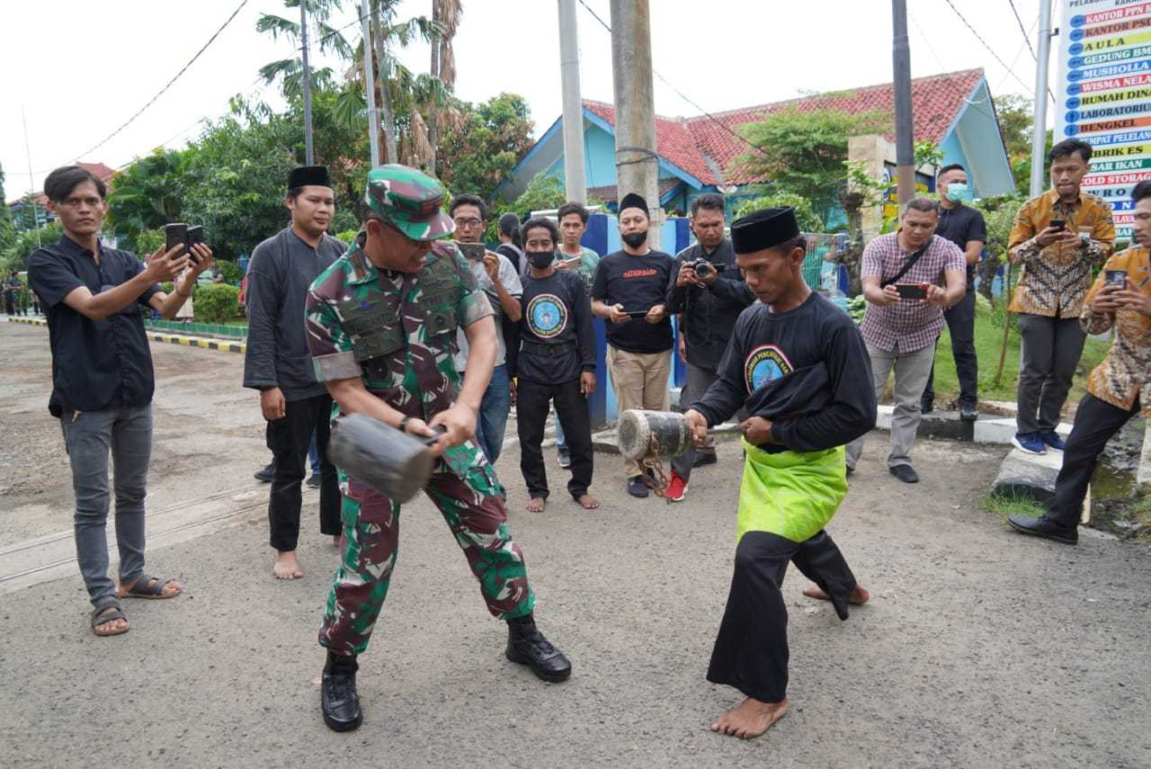 Seni Beladiri Bandrong dan Debus Sambut Rombongan Sail Dan Touring Sekeseler Siliwangi I Harian Terbit