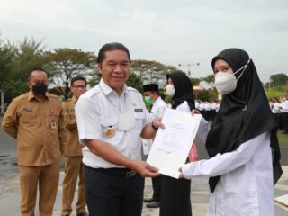 Pj Gubernur Al Muktabar Serahkan 862 Sk Pppk Guru Provinsi Banten