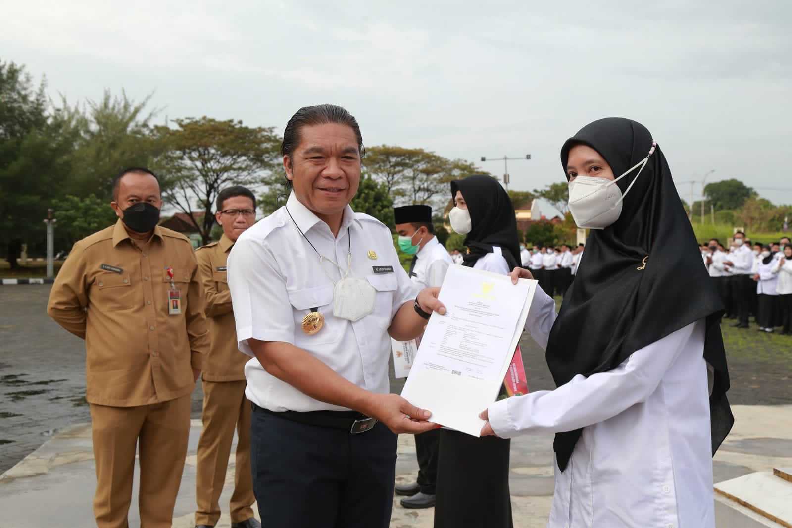 Pj Gubernur Al Muktabar Serahkan 862 SK PPPK Guru Provinsi Banten I Harian Terbit