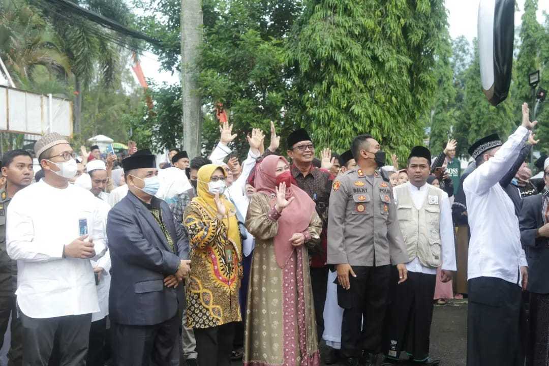 Bupati Pandeglang Lepas Keberangkatan 371 Jemaah Haji Kloter 20 Kabupaten Pandeglang 1 Bupati Pandeglang Lepas Keberangkatan 371 Jemaah Haji Kloter 20 Kabupaten Pandeglang