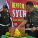Kasrem 064/My Potong Tumpeng Saat Acara Syukuran Dalam Rangka Hut Pomad Ke 76