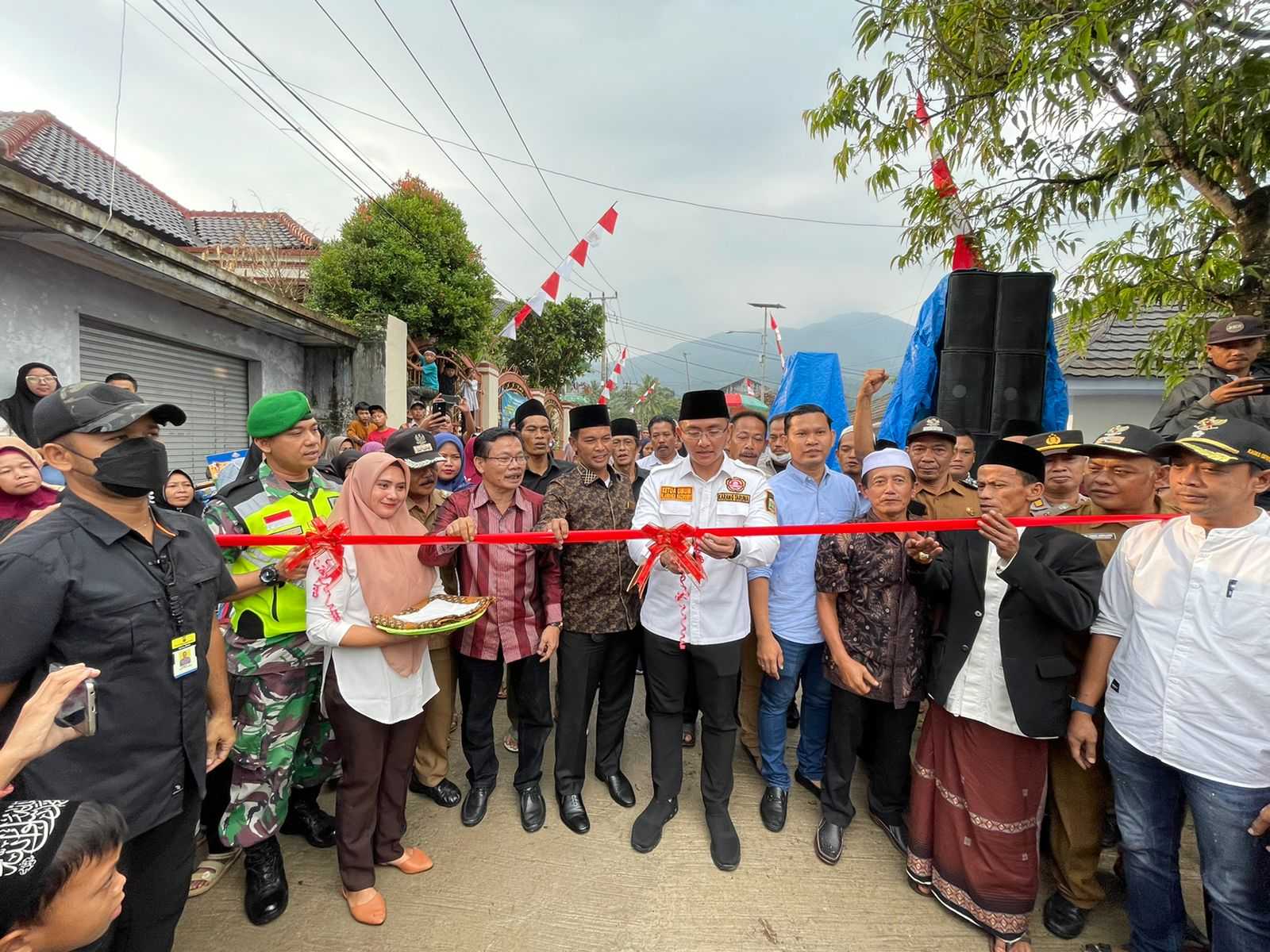 Dibangun Swadaya, Jalan Beton 1,5 Km di Pandeglang Diresmikan Andika Hazrumy I Harian Terbit