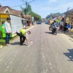 Gercep !! Satlantas Polres Lebak Evakuasi Korban Kecelakaan Di Leuwidamar
