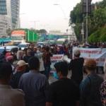 Rusak Lingkungan, Massa Aksi Demo Di Walikota Jakarta Utara