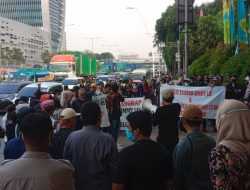 Rusak Lingkungan, Massa Aksi Demo di Walikota Jakarta Utara