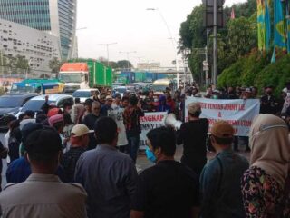 Rusak Lingkungan, Massa Aksi Demo Di Walikota Jakarta Utara