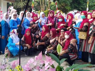 Pasar Murah Kelurahan Cigadung Kecamatan Karangtanjung Disambut Antusias Warga