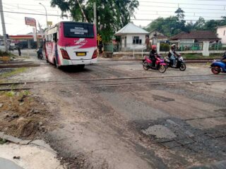 Pospera Lebak Soroti Tajam Jalan Di Pintu Rel Kreta Api Leuwiranji Dan Citeras