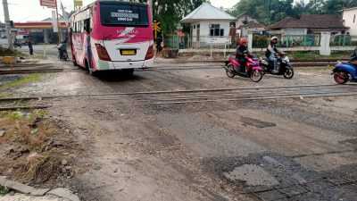 Pospera Lebak Soroti Tajam Jalan di Pintu Rel Kreta Api Leuwiranji dan Citeras