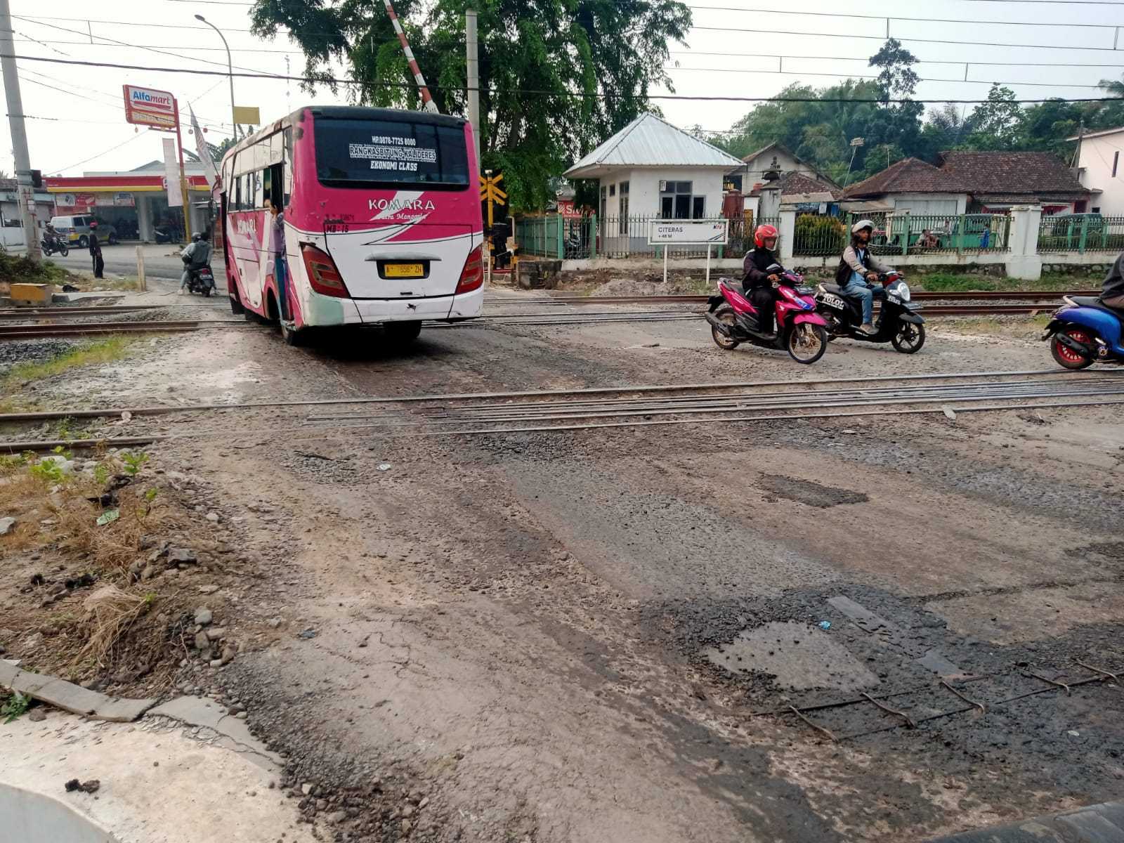 Pospera Lebak Soroti Tajam Jalan di Pintu Rel Kreta Api Leuwiranji dan Citeras I Harian Terbit