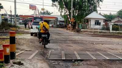 PT. KAI Sebut Perbaikan Jalan Rusak di Pintu Rel Kreta Api Kewenangan Dinas PUPR