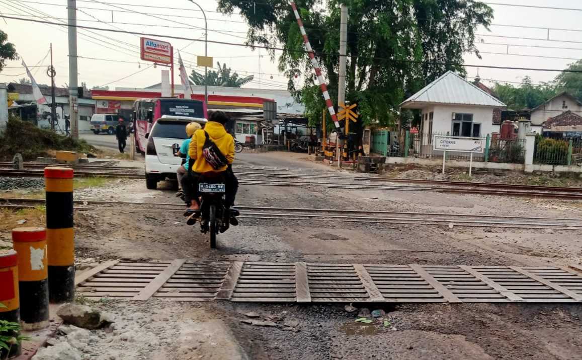 PT. KAI Sebut Perbaikan Jalan Rusak di Pintu Rel Kreta Api Kewenangan Dinas PUPR I Harian Terbit