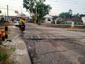 Pospera Lebak Soroti Tajam Jalan di Pintu Rel Kreta Api Leuwiranji dan Citeras I Harian Terbit