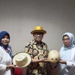 Kadis Disporabudpar Tangerang Apresiasi Inovasi Helm Anyaman Bambu