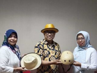 Kadis Disporabudpar Tangerang Apresiasi Inovasi Helm Anyaman Bambu