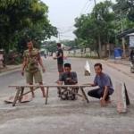 Antisipasi Kecelakaan, Warga Desa Sukamanah Antusias Perbaiki Jalan Rusak