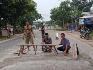 Antisipasi Kecelakaan, Warga Desa Sukamanah Antusias Perbaiki Jalan Rusak