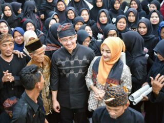 Andika Hazrumy Menerima Penyematan Kehormatan Dari Kasepuhan Desa Adat Ciherang