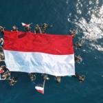 Komisaris Polisi &Amp;Quot;Shah Rukh Khan&Amp;Quot; Pimpin Pengibaran Bendera Merah Putih Di Bawah Laut Berau