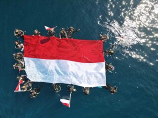Komisaris Polisi &Quot;Shah Rukh Khan&Quot; Pimpin Pengibaran Bendera Merah Putih Di Bawah Laut Berau