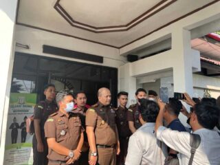 Kejari Muara Enim Tangkap Dua Asn