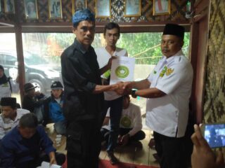 Ketua Dpd Kesti Ttkdh Pandeglang Serahkan Sk Ke Masing-Masing Ketua Dpc Diwilayahnya