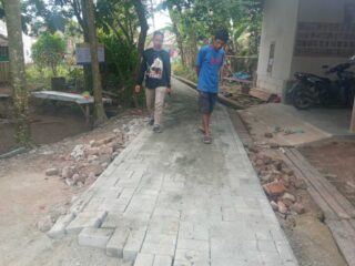 Warga Bahagia Dan Mengapresiasi Pembangunan Jalan Paving Block Di Desa Pabuaran