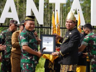 Tinjau Titik Nol Ikn, Kasad Dianugerahi Gelar Adat Kakah Demong Agung Bela Negara