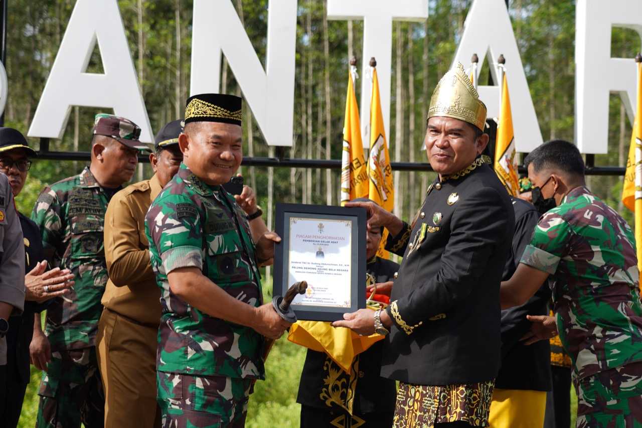 Tinjau Titik Nol IKN, Kasad Dianugerahi Gelar Adat Kakah Demong Agung Bela Negara I Harian Terbit