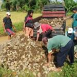 Tak Kunjung Dibangun ...!!! Masyarakat Patungan Beli Batu Untuk Bangun Jalan