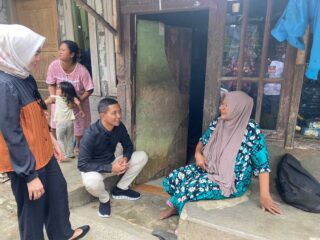 Emak Mini Warga Kurang Mampu Menangis Bertemu Dengan Nabil Jayabaya, Ada Apa