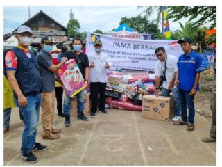 Pama Bantu Warga Korban Kebakaran Di Rw 02 Kelurahan Jatinegara