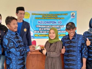 Kelapa Desa Pabuaran Apresiasi Mahasiwa Stisip Banten Raya Jembatani Bpjs Ketenagakerjaan Untuk Warga