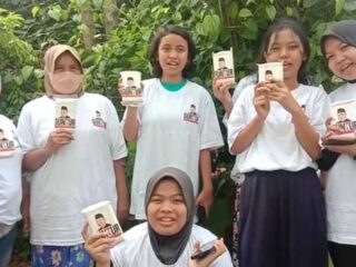 Relawan Ganjar Serentak Bagi-Bagikan Tempe Ke Warga Jabodetabek