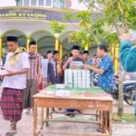 Jumat Berkah, Merupakan Program Rutin Berbagi Nasi Kotak Kepada Jamaah Sholat Jumat