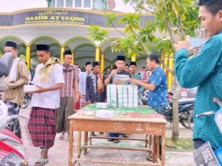 Jumat Berkah, Merupakan Program Rutin Berbagi Nasi Kotak Kepada Jamaah Sholat Jumat