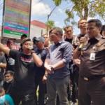 Keren...!Kejari Kota Malang Temui Ribuan Massa Aksi Aremania