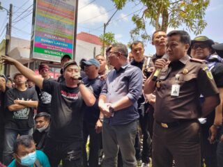 Keren...!Kejari Kota Malang Temui Ribuan Massa Aksi Aremania