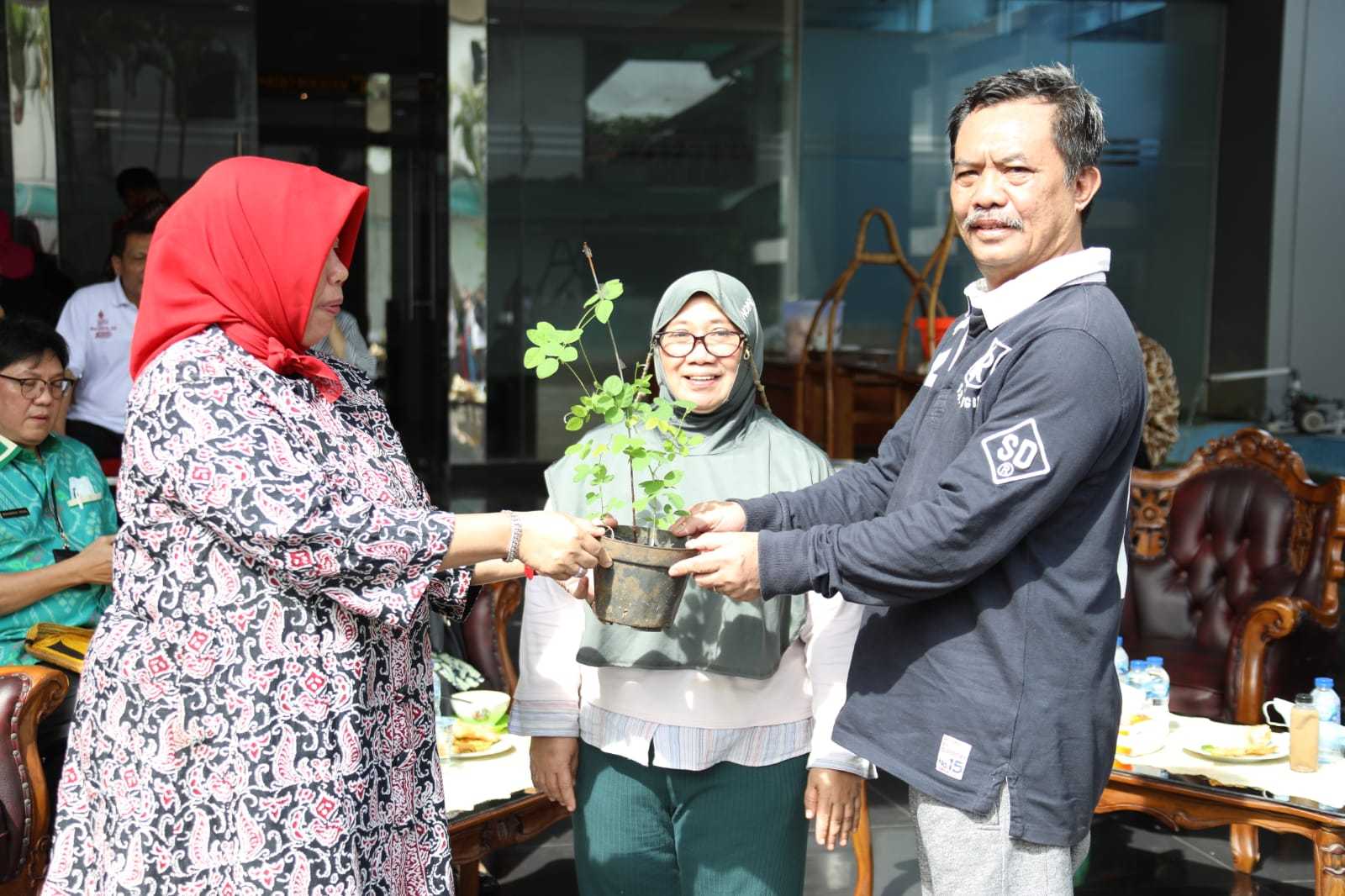 Dukung Langkah Pemerintah Kendalikan Inflasi, BSKDN Tanam 500 Tanaman Cepat Panen di Lingkungan Kantor I Harian Terbit